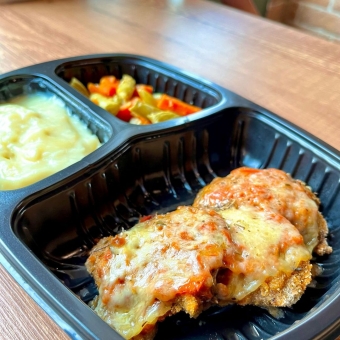 Bife à parmegiana, purê de batata e legumes salteados