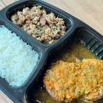 Sobrecoxa ao molho pomodoro, feijão tropeiro e arroz branco