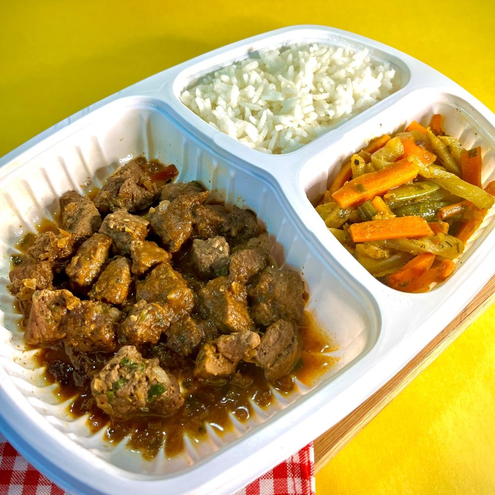 Coxão mole ao barbecue, arroz branco e mix de legumes