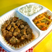Coxão mole ao barbecue, arroz branco e mix de legumes
